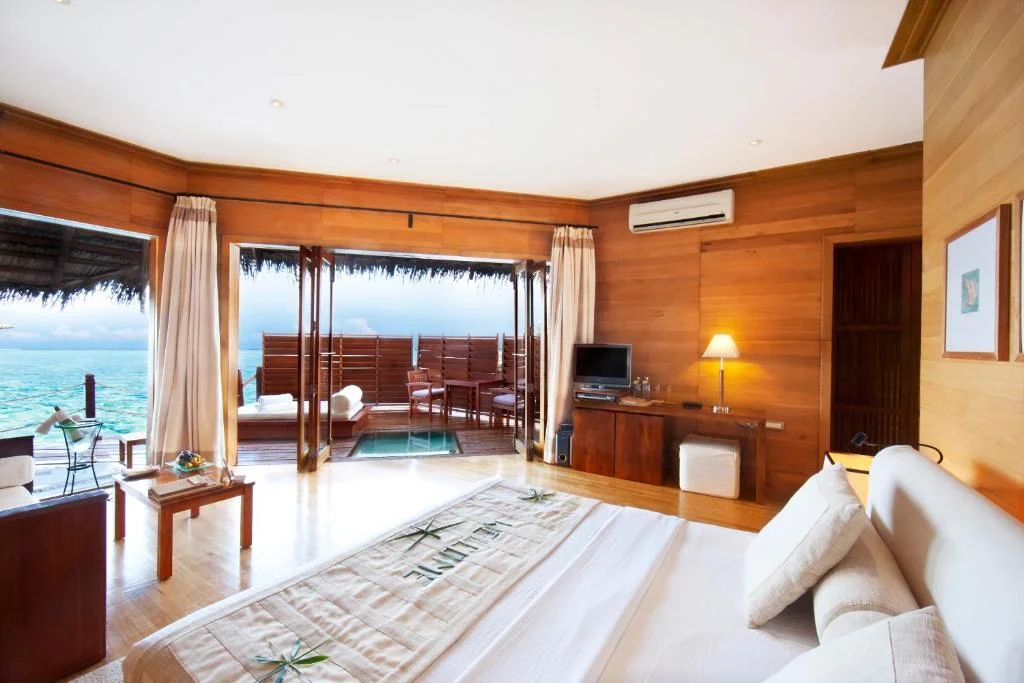 Adaaran Prestige Water Villas kamer van binnen