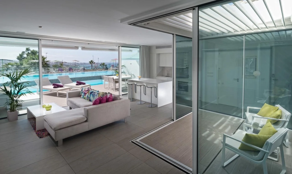 Baobab Suites swim up kamer van binnen