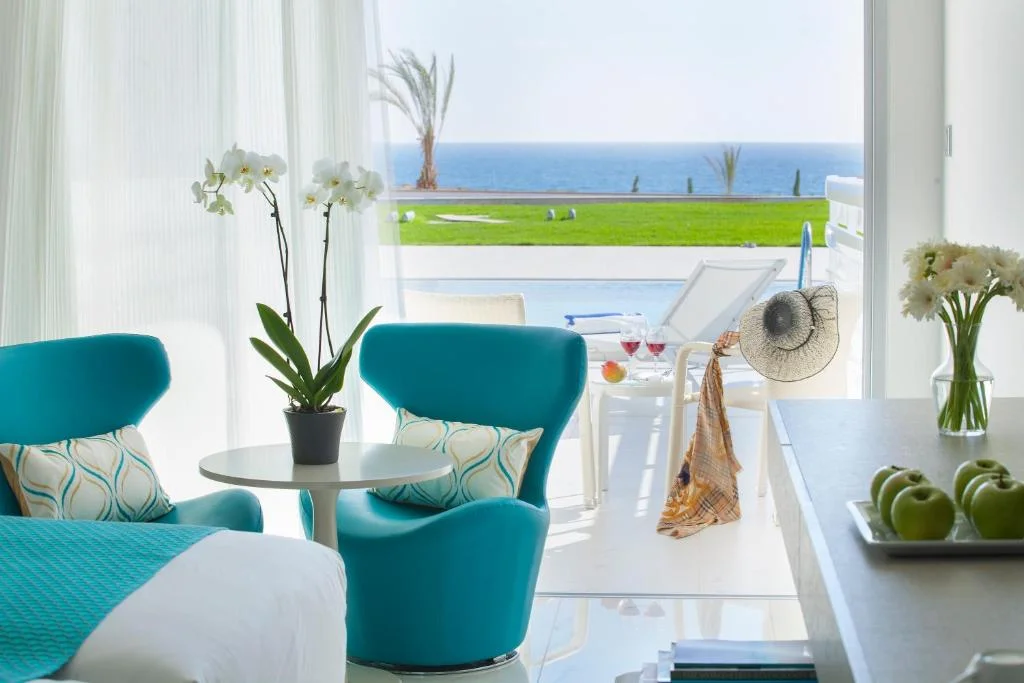 King Evelthon Beach swim up kamer van binnen