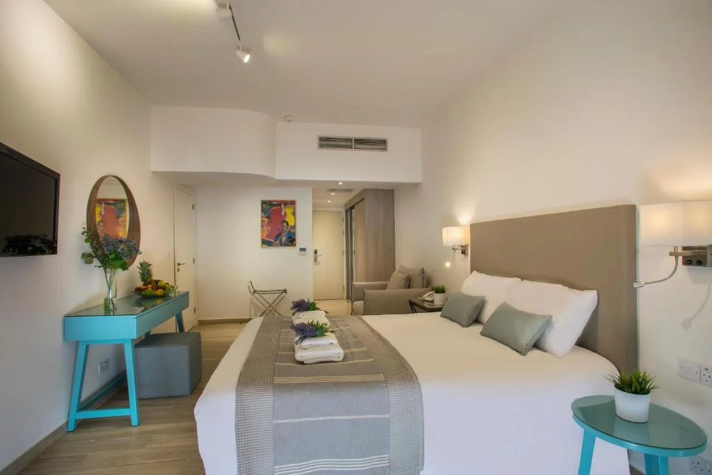 Leonardo Plaza Cypria Maris Beach swim up hotel