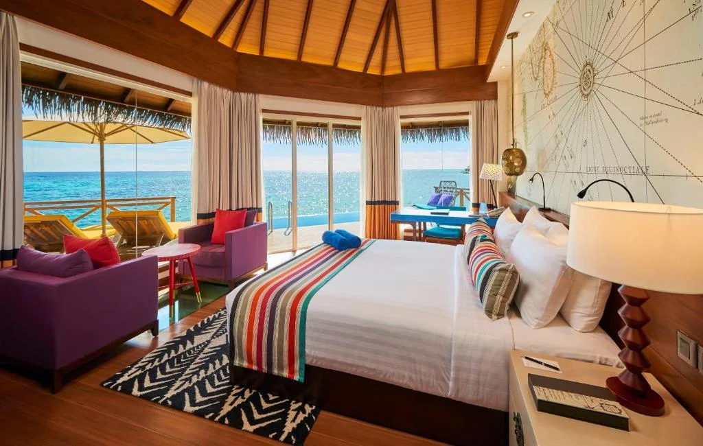 Mercure Maldives Kooddoo Resort kamer van binnen