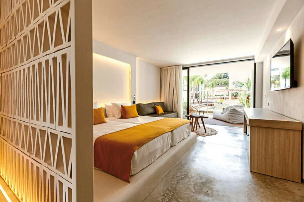Nativo Hotel Ibiza swim up kamer van binnen