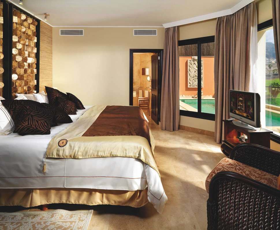 Royal Garden Villas & Spa swim up kamer van binnen