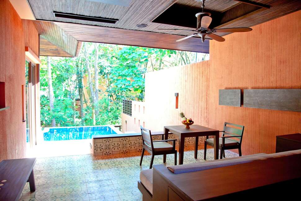 Sri Panwa Phuket swim up kamer van binnen