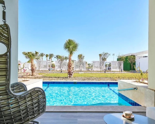 Steigenberger Pure Lifestyle Hotel swim up kamer - uitzicht op zwembad